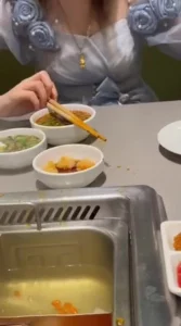 带女友闺蜜去吃火锅然后去开房打炮