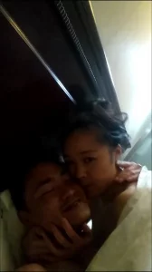 少妇与炮友恩爱有加，床上战况激烈，叫声淫荡