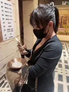 老公对不起我是随便给人操的荡妇当老公面边挨操边道歉