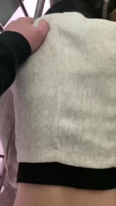 刚送完孩子的少妇大白天楼道偷情刺激