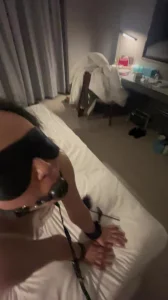骚逼贱母狗人妻牵着绳随意践踏后入
