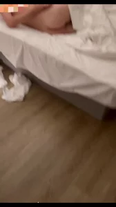 进门看着纹身大奶媳妇被单男后入，