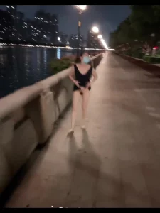 纹身眼镜媳妇在江边和单男操起来