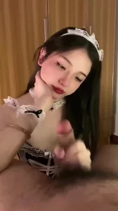 女神穿着情趣服打飞机，忍不住要射了