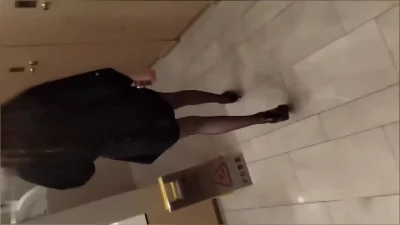 真实勾搭巨乳气质美女老板，奶子坚挺圆润，购物中心厕所操逼，