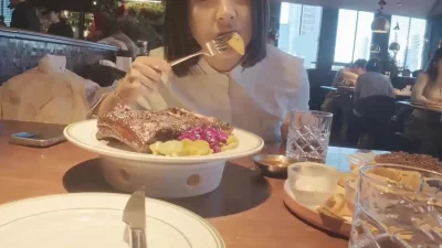 短发素人嫩妹，看着清纯可爱，第一次见被当母狗使用，母狗的粉穴猛夹主人