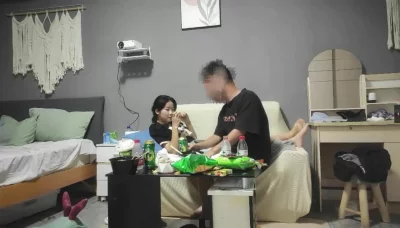 应邀少妇家里做，埋怨老公，